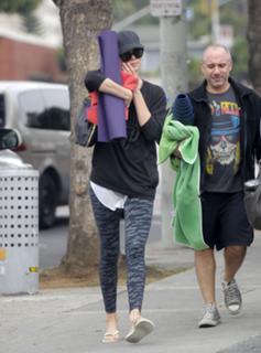 Charlize Theron feet photo thumbnail