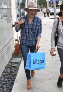 Julianne Hough feet photo thumbnail