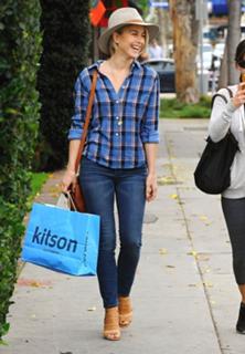 Julianne Hough feet photo thumbnail