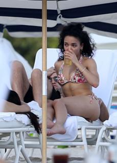 FKA twigs feet photo 3