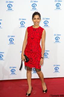 Freida Pinto feet photo thumbnail