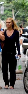 Carolina Dieckmann feet photo thumbnail