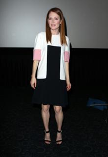 Julianne Moore feet photo thumbnail