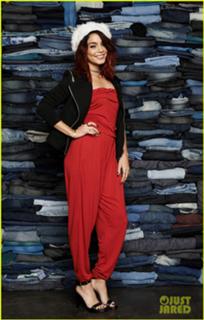 Vanessa Hudgens feet photo thumbnail