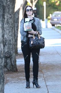 Michelle Trachtenberg feet photo thumbnail