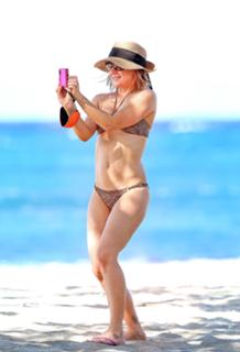 Alyson Hannigan feet photo thumbnail