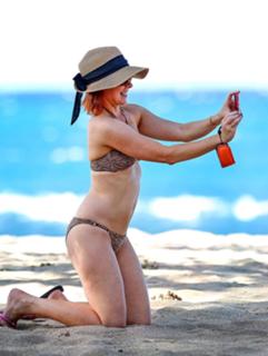 Alyson Hannigan feet photo thumbnail