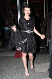 Milla Jovovich feet photo thumbnail