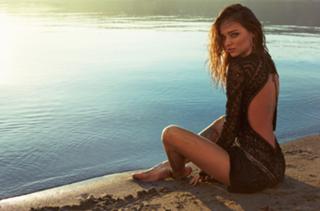 Miranda Kerr feet photo thumbnail
