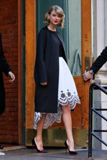 Taylor Swift feet photo thumbnail
