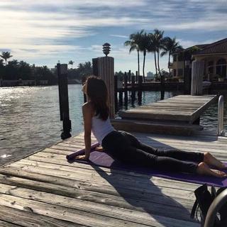 Maria Menounos feet photo thumbnail