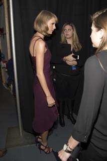 Taylor Swift feet photo thumbnail
