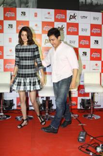 Anushka Sharma feet photo thumbnail