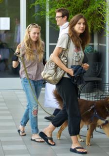 Amanda Seyfried feet photo thumbnail