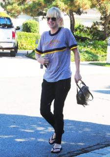 Anna Faris feet photo thumbnail