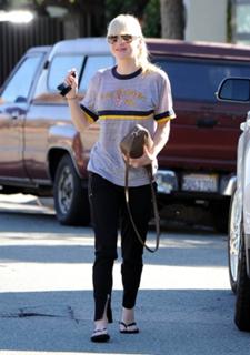 Anna Faris feet photo thumbnail
