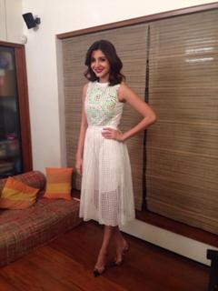 Anushka Sharma feet photo thumbnail