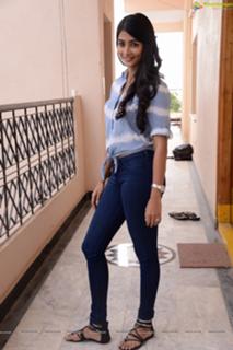 Pooja Hegde feet photo thumbnail