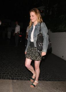 Gillian Jacobs feet photo thumbnail