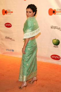 Alyssa Milano feet photo thumbnail