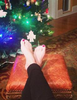 Angela Kinsey feet photo thumbnail