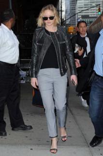 Jennifer Lawrence feet photo thumbnail