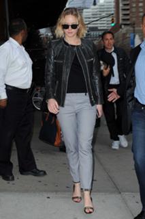 Jennifer Lawrence feet photo thumbnail
