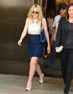 Dakota Fanning feet photo thumbnail