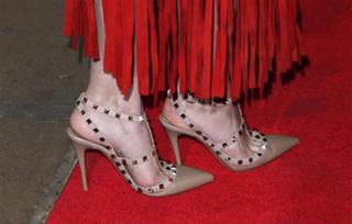 Dakota Fanning feet photo thumbnail