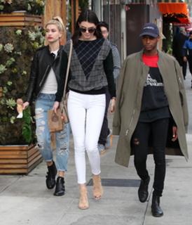 Kendall Jenner feet photo thumbnail