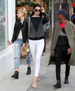 Kendall Jenner feet photo thumbnail