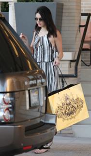 Kendall Jenner feet photo thumbnail