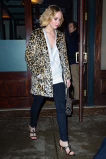 Jennifer Lawrence feet photo thumbnail