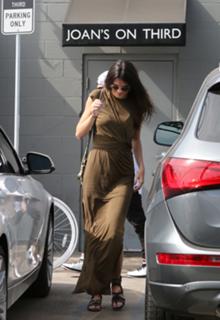 Kendall Jenner feet photo thumbnail