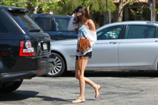 Kendall Jenner feet photo thumbnail