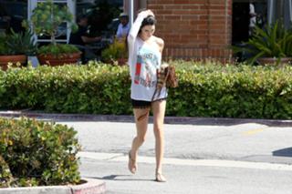 Kendall Jenner feet photo thumbnail
