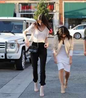 Kendall Jenner feet photo thumbnail