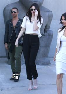 Kendall Jenner feet photo thumbnail