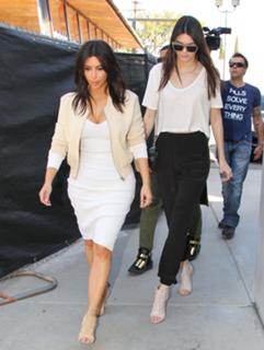 Kendall Jenner feet photo thumbnail