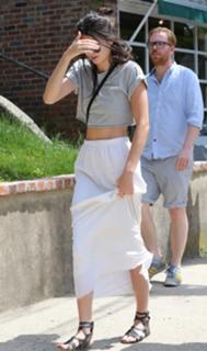 Kendall Jenner feet photo thumbnail