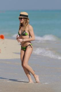 Katie Cassidy feet photo thumbnail
