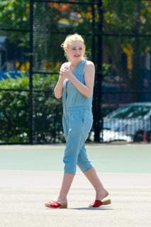 Dakota Fanning feet photo thumbnail