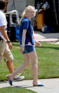 Dakota Fanning feet photo thumbnail