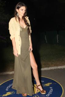 Kendall Jenner feet photo thumbnail