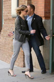 Jennifer Lawrence feet photo thumbnail