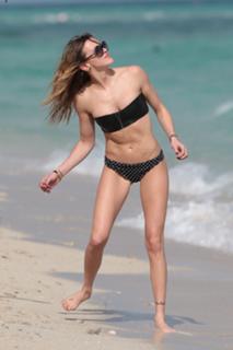 Katie Cassidy feet photo thumbnail