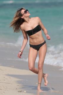 Katie Cassidy feet photo thumbnail