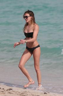 Katie Cassidy feet photo thumbnail