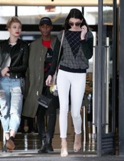 Kendall Jenner feet photo thumbnail