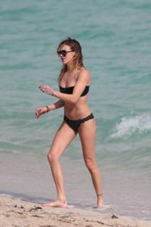 Katie Cassidy feet photo thumbnail
